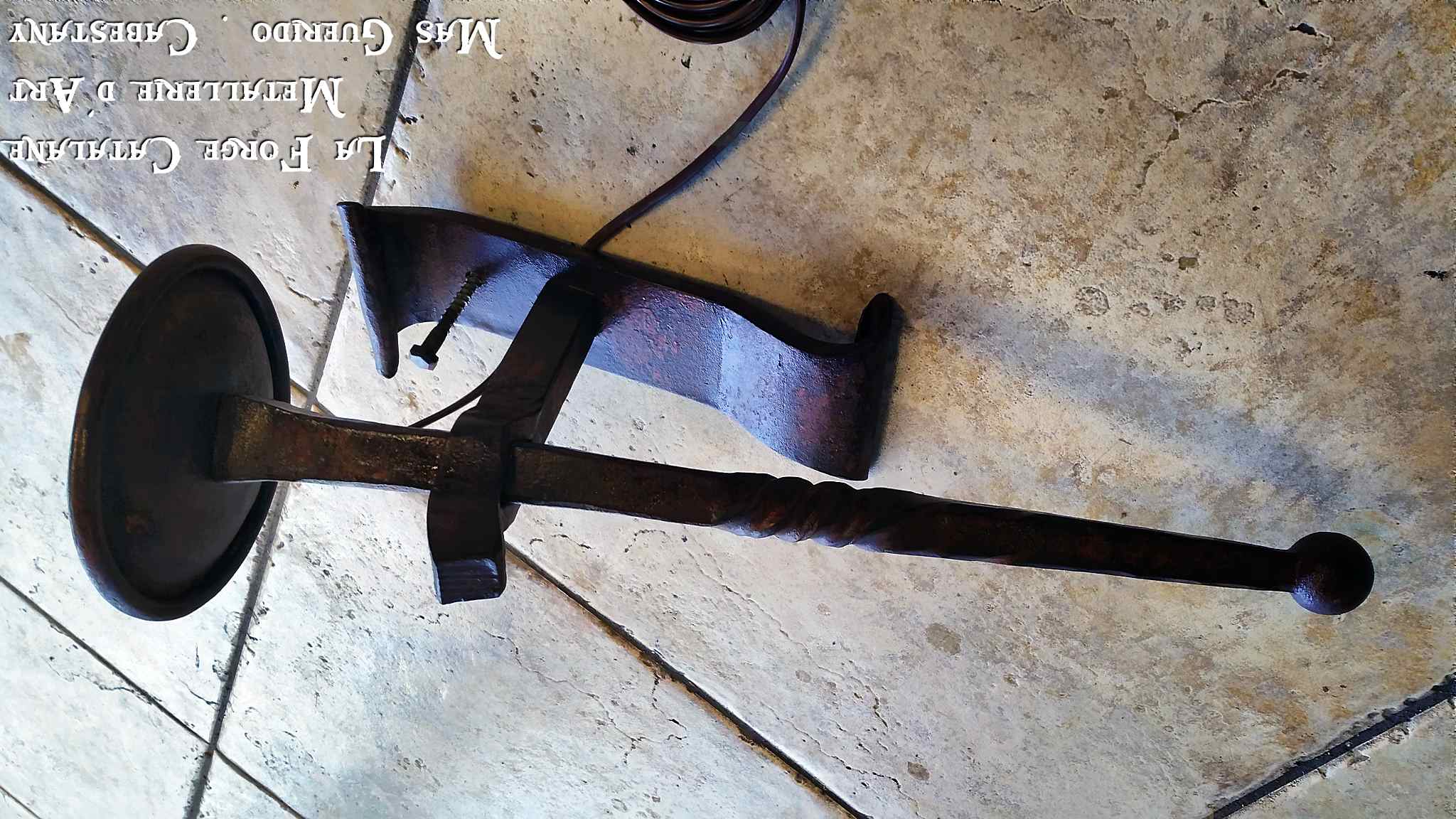 torche en fer ouvragee forge catalane 2.jpg